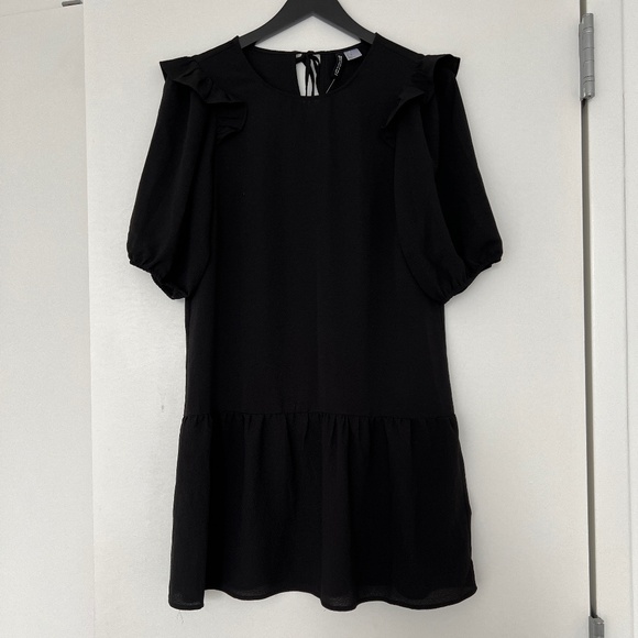 H&M Dresses & Skirts - H&M black dress